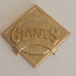 Vtg 1987 San Francisco Giants NL West Champions Brass Paperweight Desk Ornament. Pre-owned, good shape, please see photos for details.
it is 3.25"x3.
