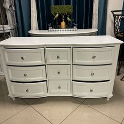 Dresser 58 X 19 X 33 Tall
