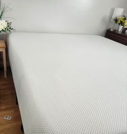 King size Green tea Cooling memory foam firm mattress.