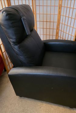 Recliner excellent  condition .black.