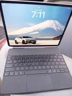 iPad Air 13 Inch w keyboard case