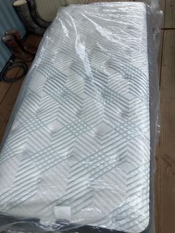 Free BeautyRest PressureSmart Twin XL size mattress,