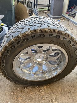 Vendo Rines 33x12-50-R20 Lt Para Ford F150 2008 Dos Llantas Están Buenas Tienes Sus Copas También  No Estan Golpiados  