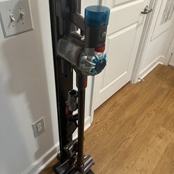 Dyson SV25 V8 Absolute with Docking station and attachment organizer