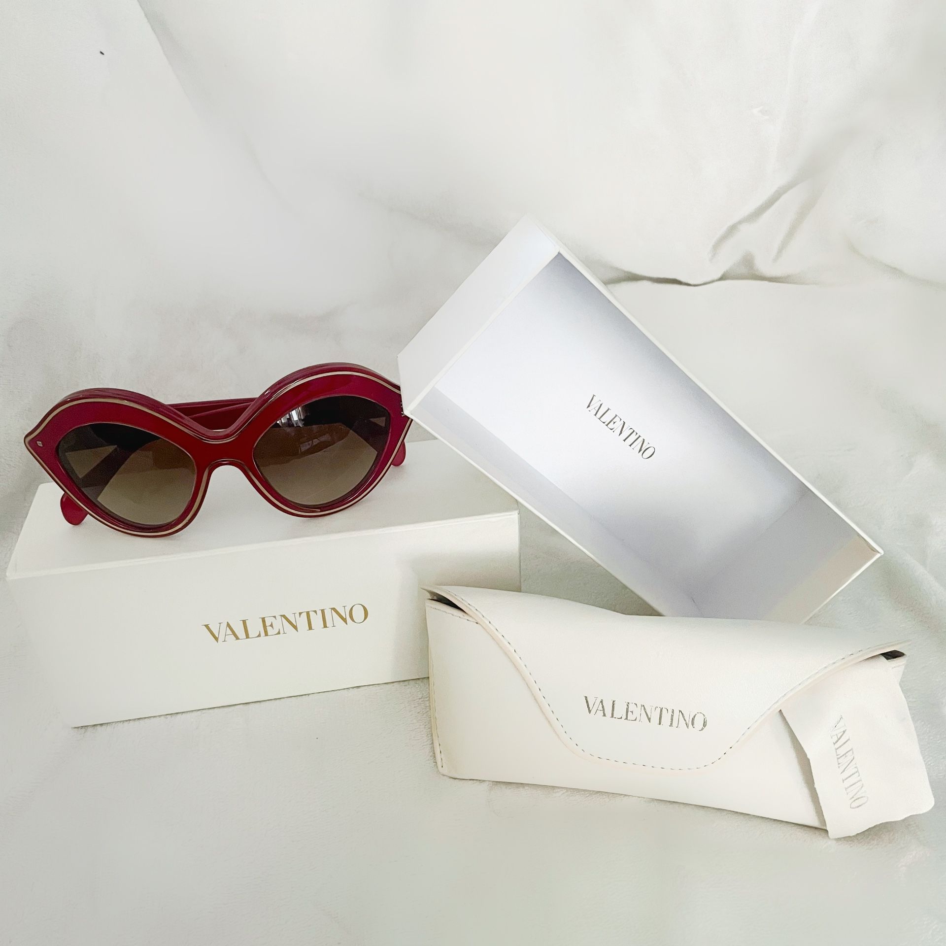 Authentic Valentino V689S Re/Gold “Lips” Sunglasses 