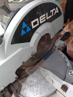 Delta Miter Saw with Blade