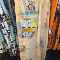 Peanut soft plush throw