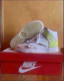 Nike Dunk High White/Cashmere-LT Lemon Twist  Womens Size 8 Brand New