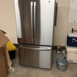 GE Refrigerator- 27 Cubic Feet
