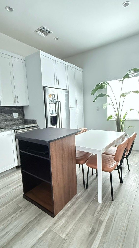 Kitchen island, Chairs And extendable Dining Table!!! Bundle Or Separate! 👁️ Check Details For Pricing
