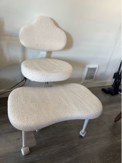 Cross legged versatile office chair with wheels