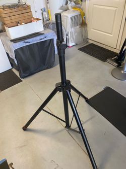 Speaker stands. (PROFESSIONAL)