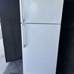 G E refrigerator top freezer and fridge