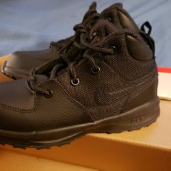 Black NIKE boots Kids 10C