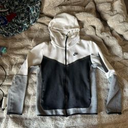 grey and black Nike tech fleece