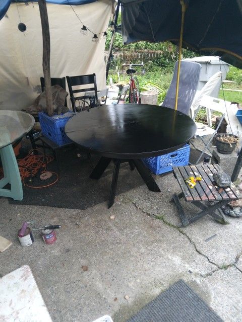 Saloom Dinning Table