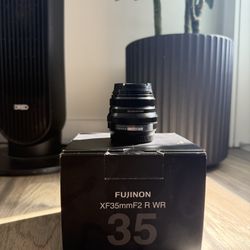 Fujifilm XF 35mm f/2 R WR