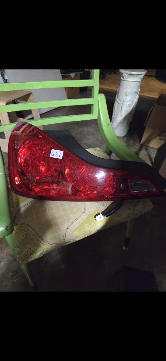 Infinity 2008 driver's side rear light assembly