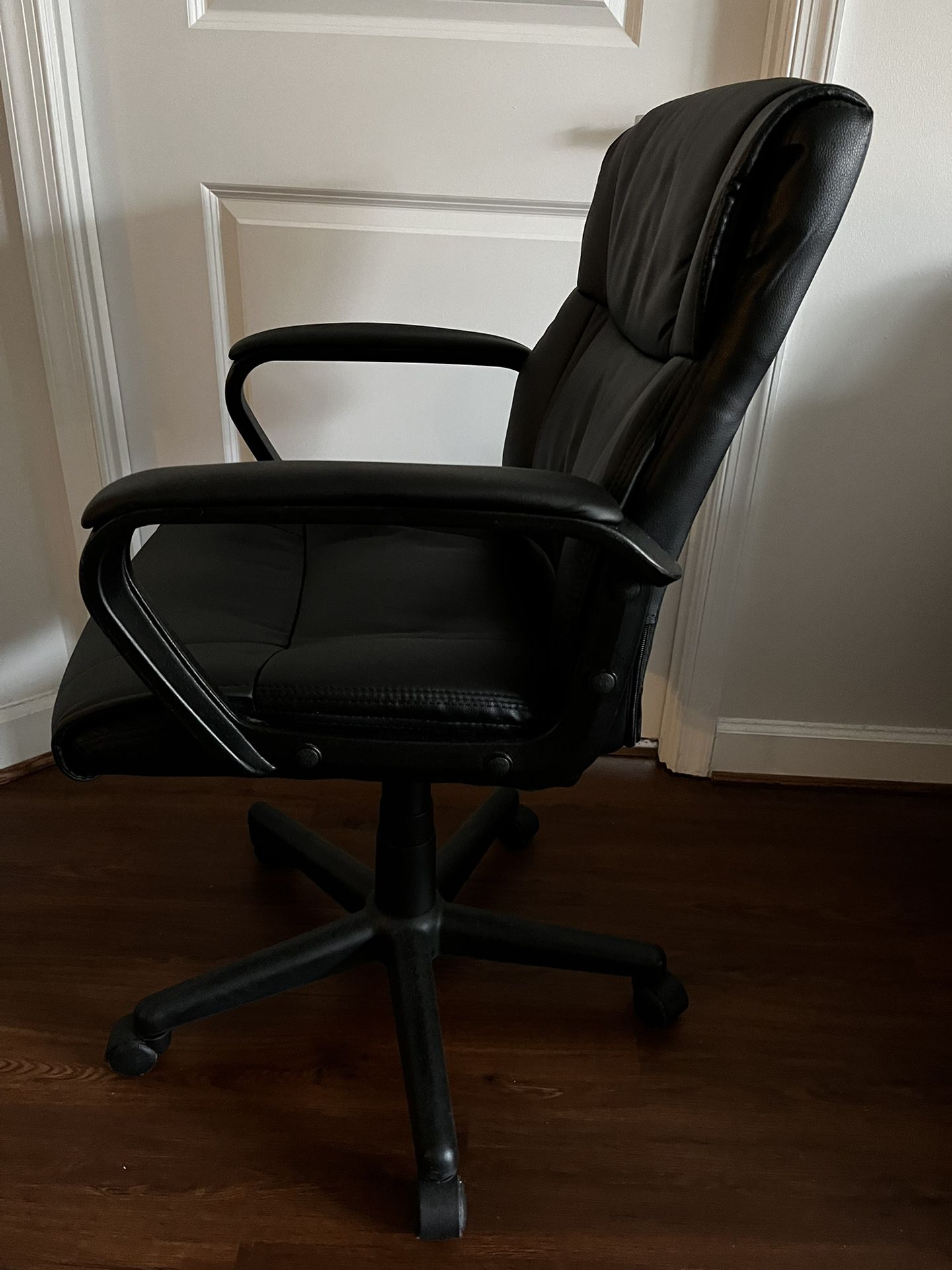 Black office desk chair