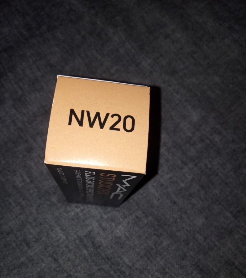 Brand new mac studio fix fluid broad spectrum spf 15 foundation in shade NW20