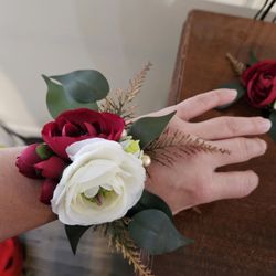 Corsages And Boutonnieres 