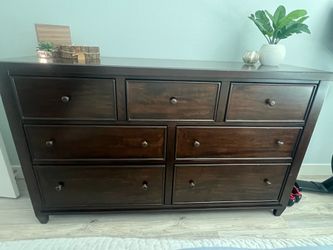 7-Drawer Dresser & Nightstands