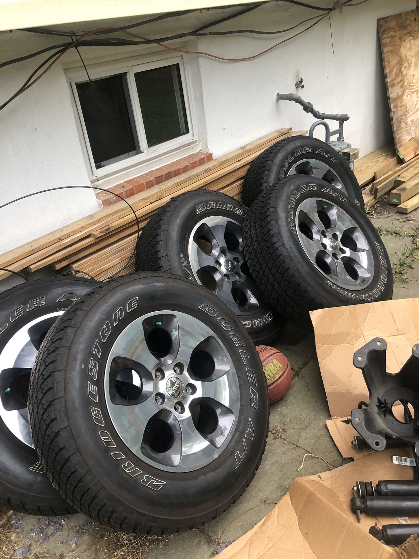 I have 5 wheel en tire semi new w spring en shoc Jeep rubicon Wrangler sise 18 20018 wheel is no scratches