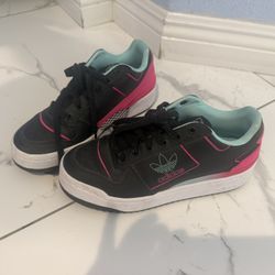 Adidas Women  Tennis Shoes Sneakers 