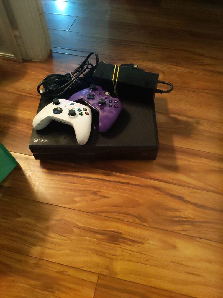 Xbox One With 1 Controller And Game