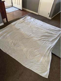 Full. Queen size bed spread