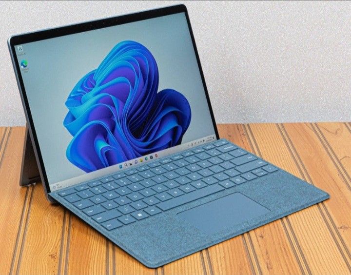Microsoft Surface PRO 9 13" 2880x1920 Touchscreen Intel Core i7-1265u 16 GB RAM 512 GB SSD Intel Iris Xe Graphics Windows 11 Professional