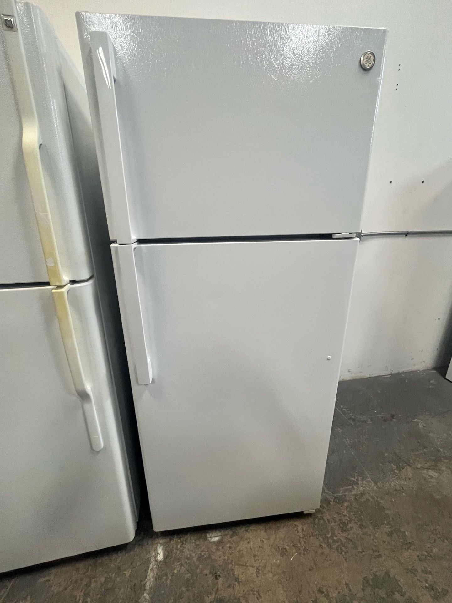 Refrigerator GE 28”