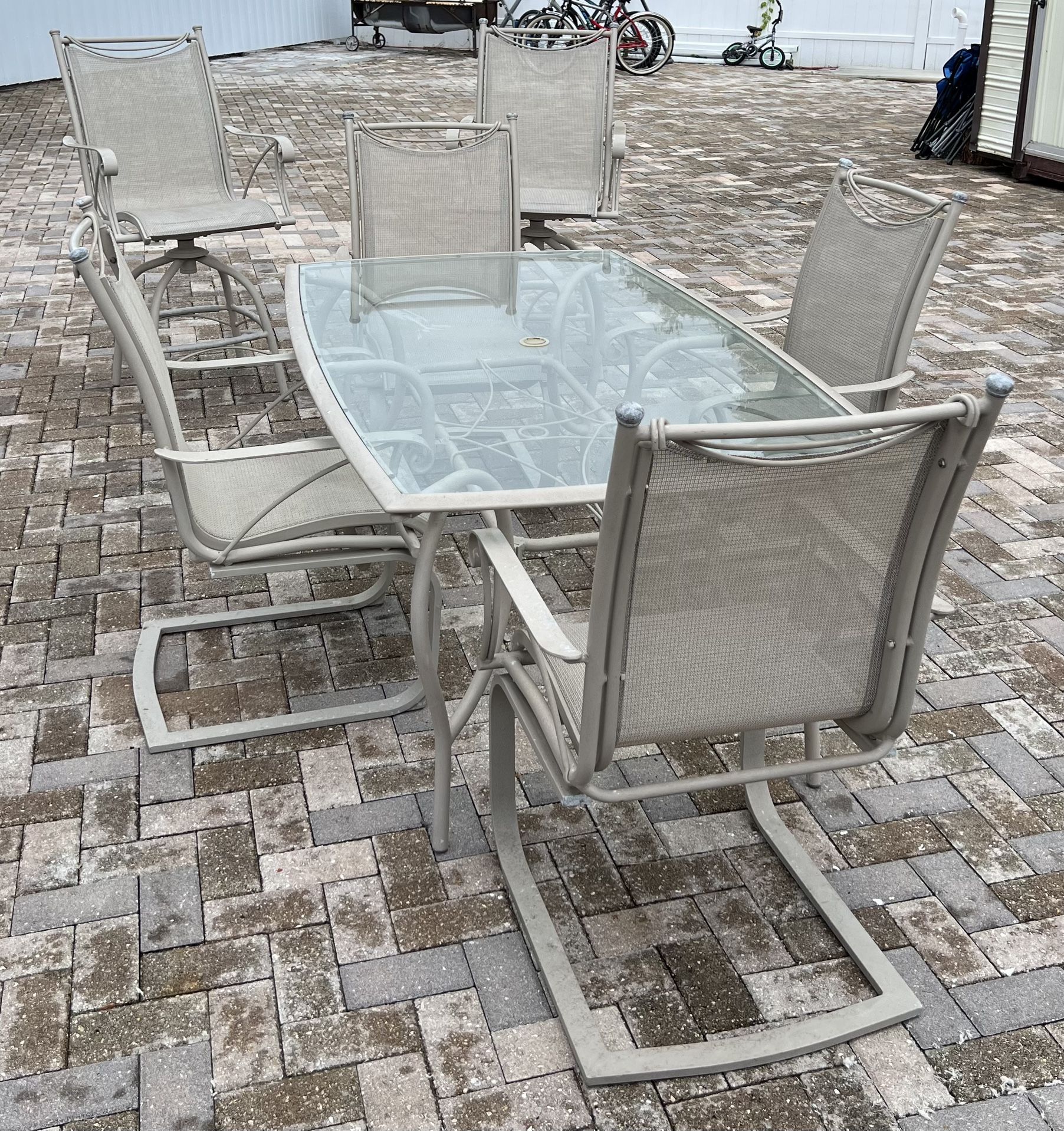 Patio furniture set, 1 table with 4 chairs and 2 high bar chairs. In perfect condition. Aluminum. I can deliver for a cost