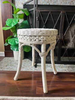 VINTAGE WHITE WICKER STOOL
