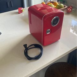 Mini Fridge Holds 6 Normal Size Cans