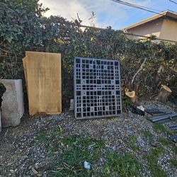 Free Plastic Pallets