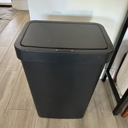 Touchless trashcan