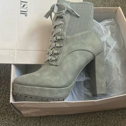 JustFab Woman’s Gray boots Brand New Size 9 40$