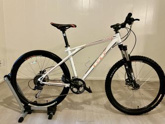Gorgeous GT Mountain Bike (1-owner) - Like New, Disc brakes, Free Extras 