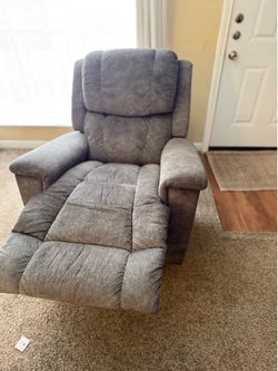 La-Z-Boy Recliner Chair – Excellent Condition – Super Comfortable!