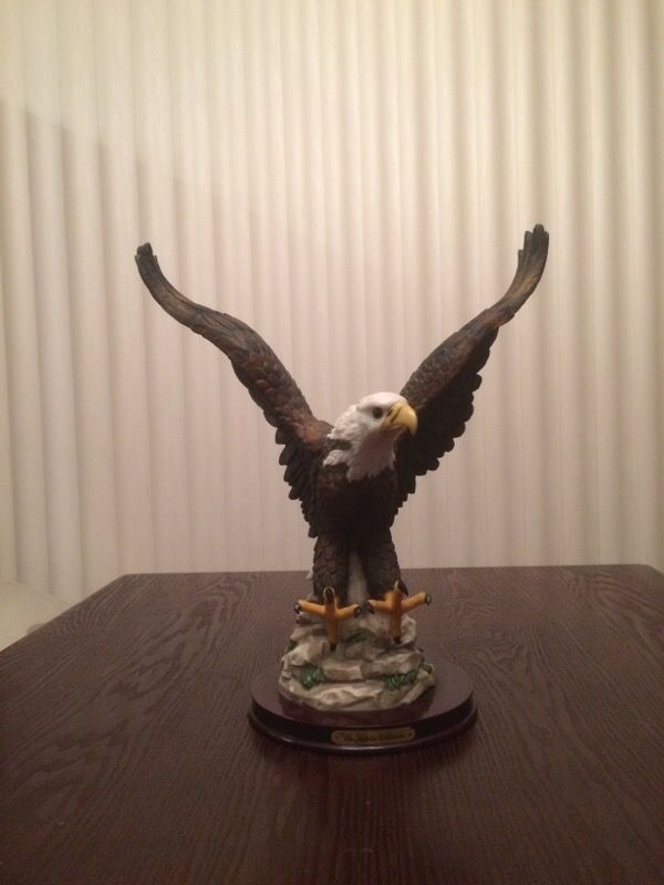 Natelia Collection Eagle figurine