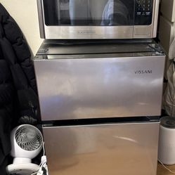 Vissani Fridge And Black + Decker Microwave 
