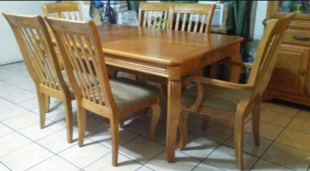 Dinner table set of 6 chair/ Comedor con 6 sillas de buena madera