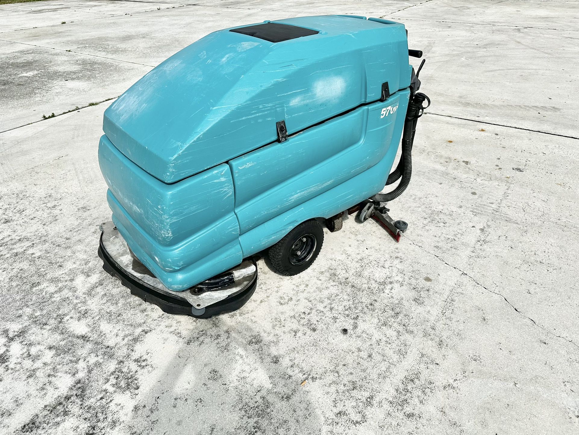 Tennant 5700 Floor Scrubber