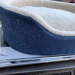 New 18in D x 20in W Oval shaped Pet Bed New 18in D x 20in W Oval Shaped Pet Bed  