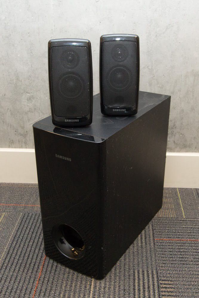 Pair of Samsung speakers with subwoofer