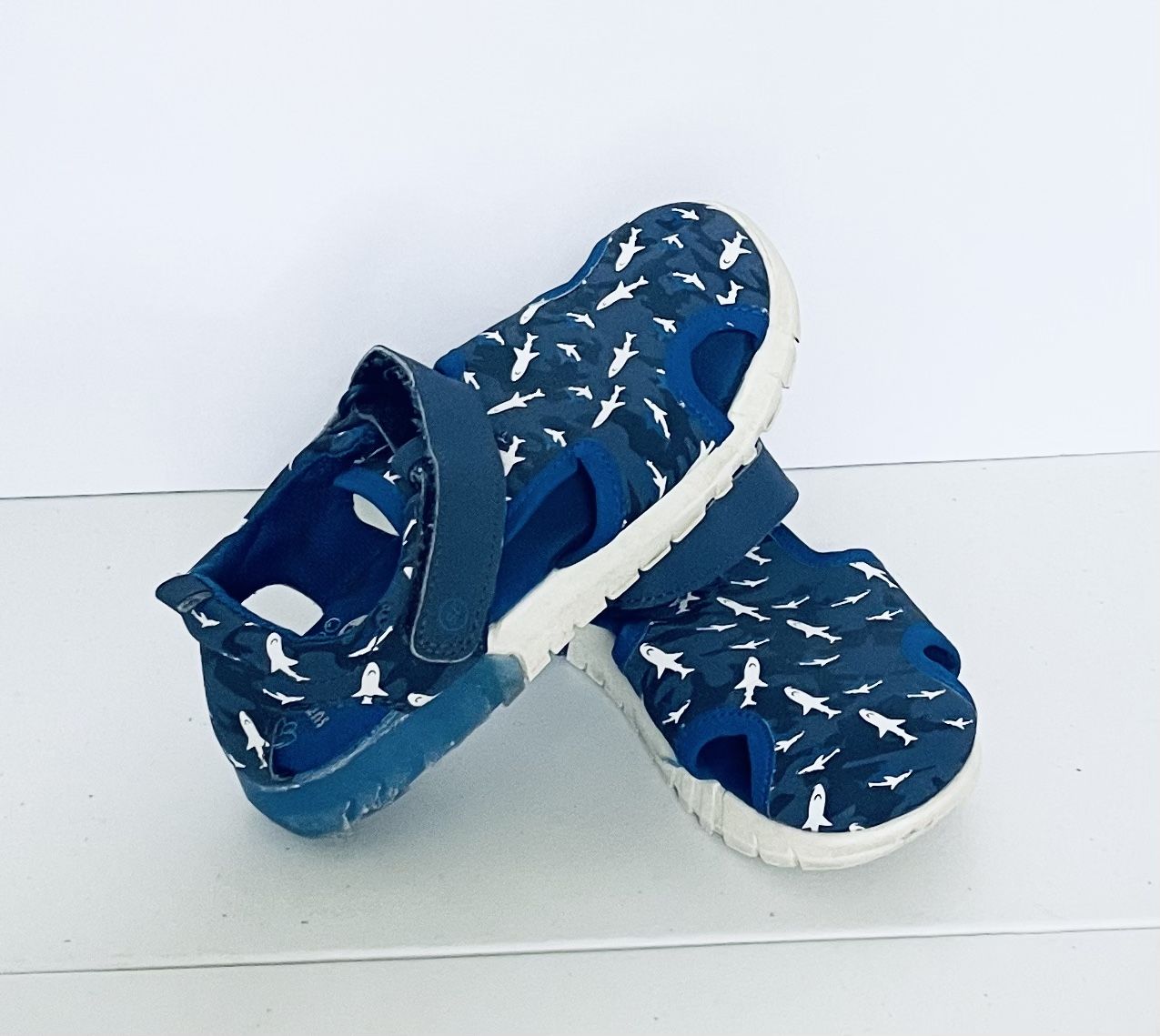 surprise by stride rite Boys Light-up Shark Sandals with Hook & Loop Closure, Size 11M