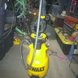 DEWALT 2-gallon Manual Pump Sprayer