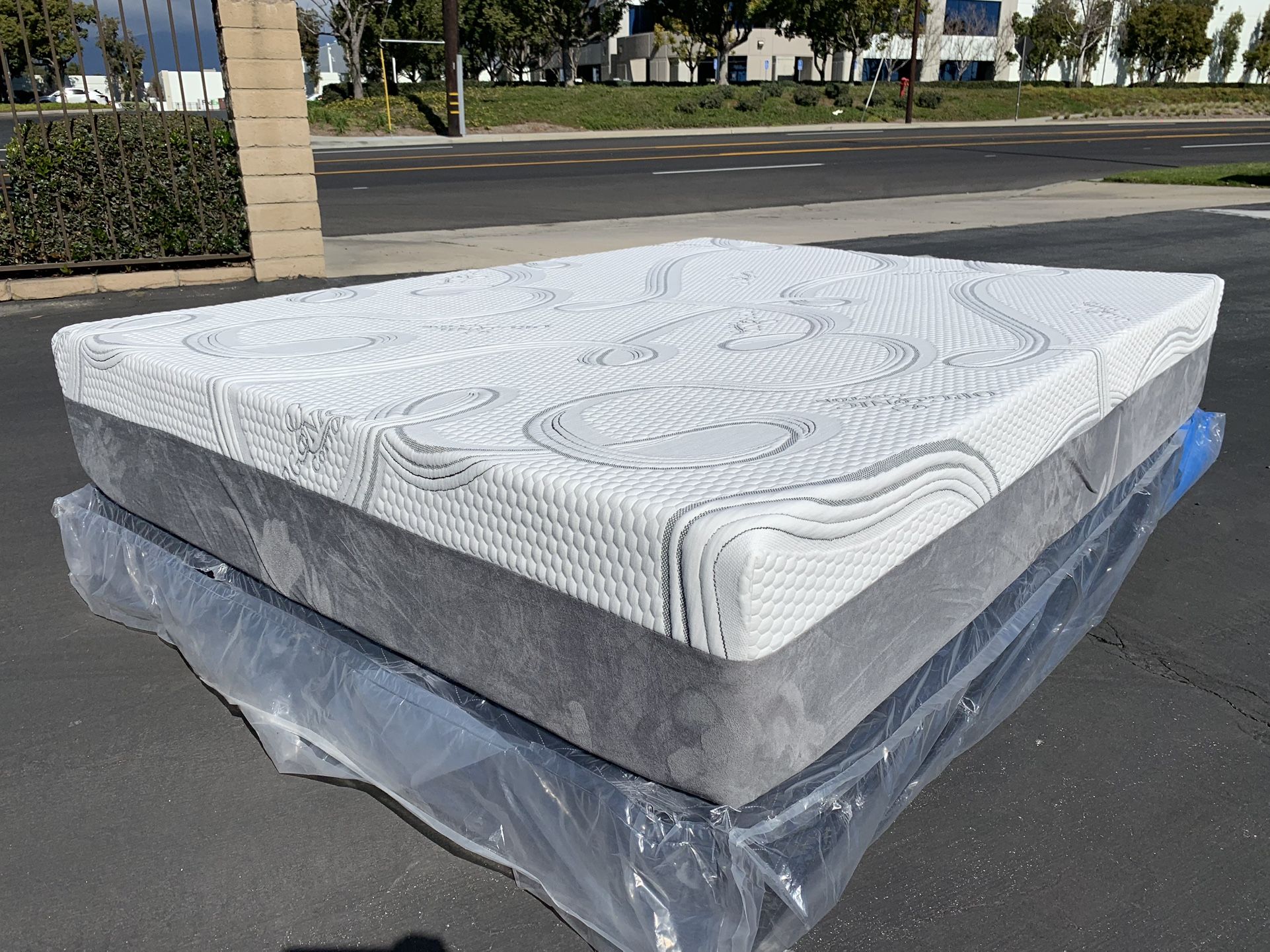 Cal King Organic Cool Gel Memory Foam Mattress!!