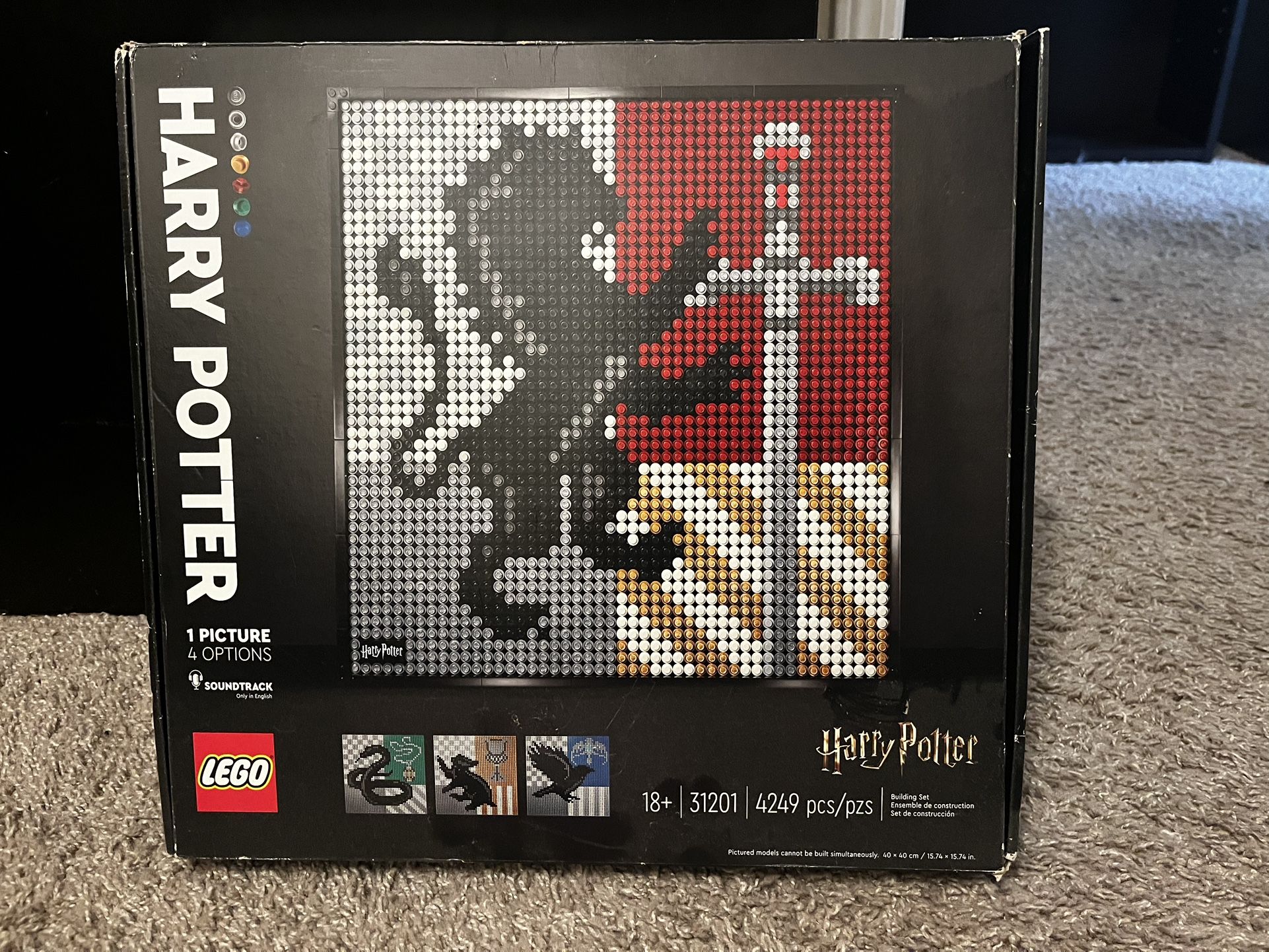 NEW in Box Harry Potter Hogwarts Crest LEGO